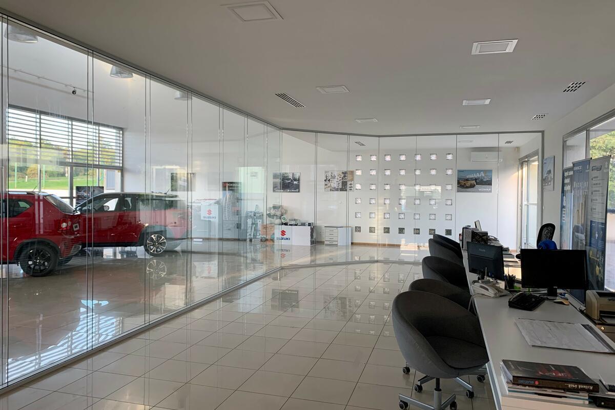 Referenciánk: A kozármislenyi Suzuki szalon térelválasztó üvegfalai ►VIDEÓVAL