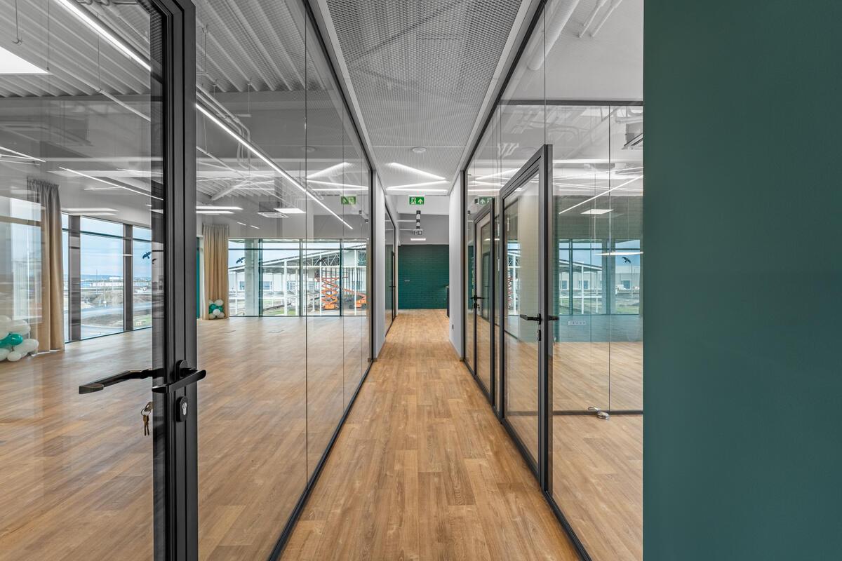 OUR REFERENCE: THE NEW OFFICE BUILDINGS’S GLASS WALLS OF AGRO SZIKA KFT. ► WITH VIDEO