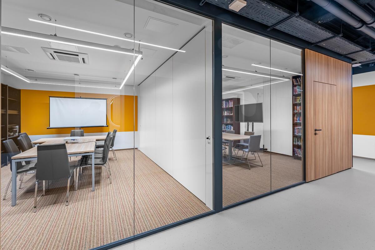 Our reference: the mobile wall and glass partition walls of Libri Könyvkereskedelmi Kft.'s office ► with video 