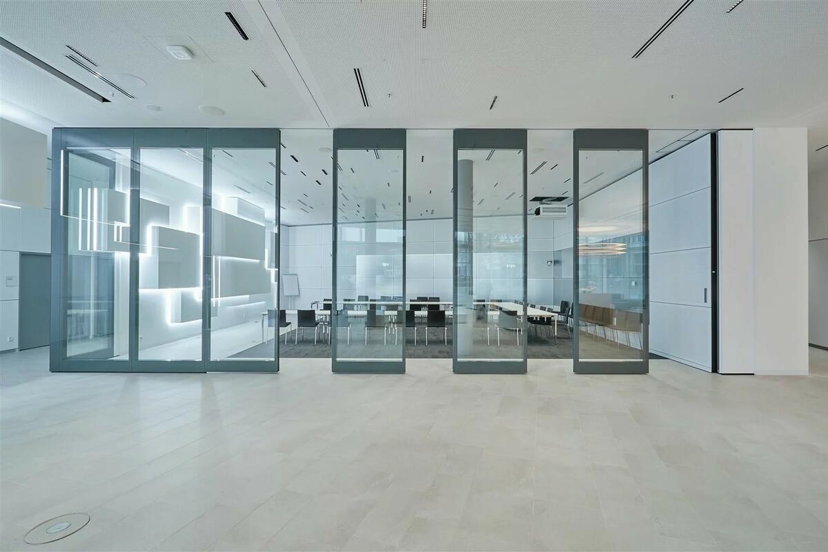 Human-centered and future-proof workspaces with glass and mobile walls