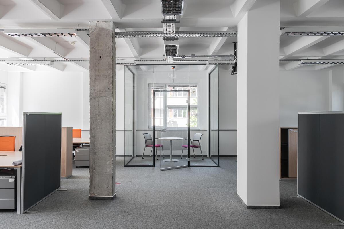 Fókusz és produktivitás telefon- és meetingroomok segítségével