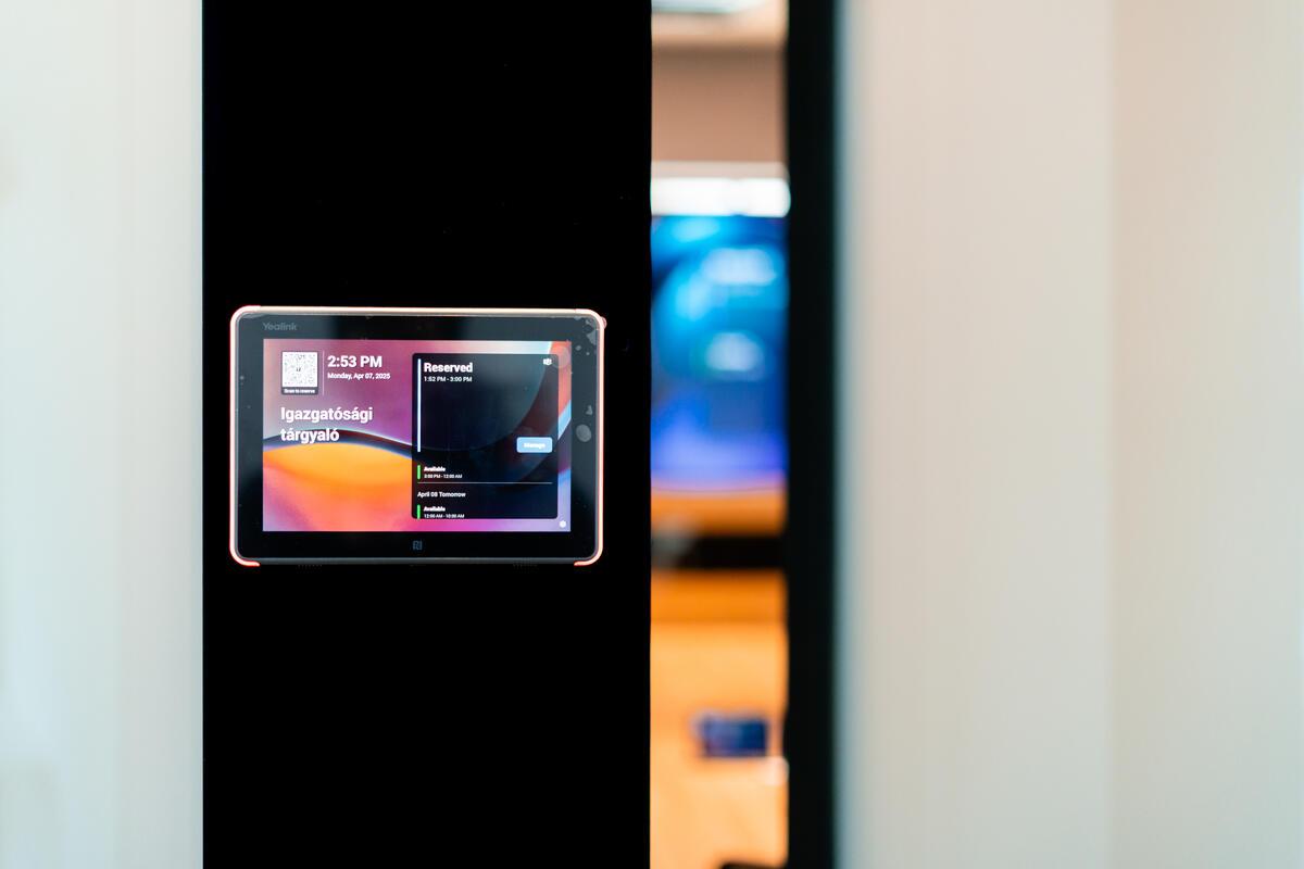 Optional accessory for glass partitions: meeting room occupancy display