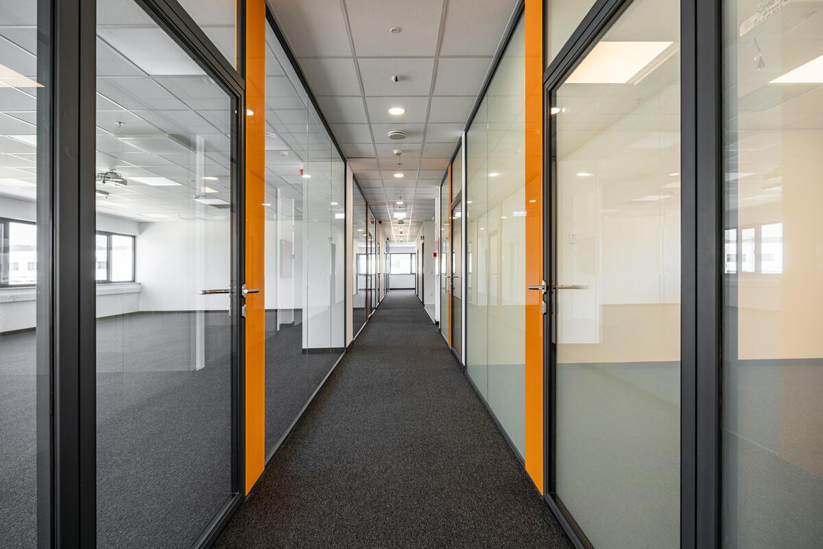 Okosfólia integráció a SIMO üvegfalrendszereknél – diszkréció és átláthatóság egyben