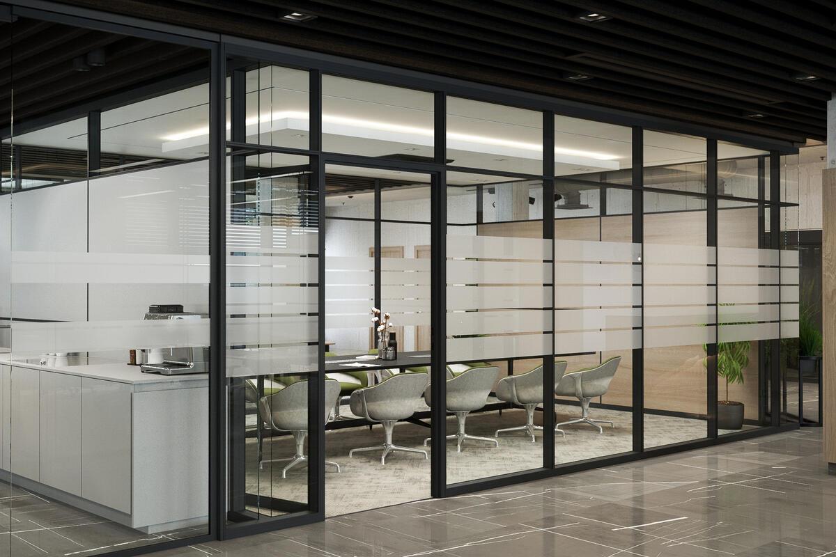 Az üvegfal design előnyei az irodákban