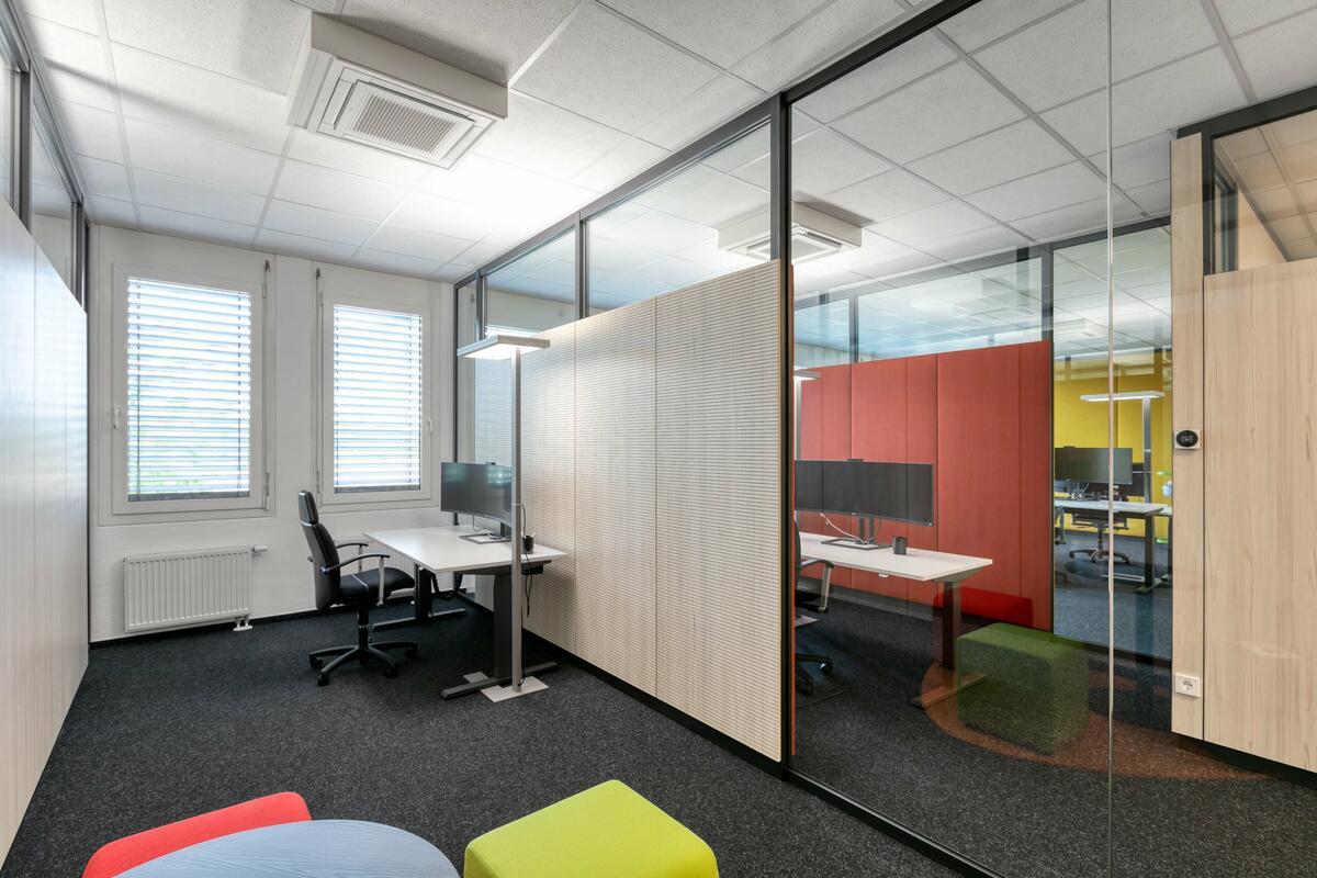Hangszigetelt térelválasztó falat keresel irodádba? Mutatjuk a legjobb megoldásokat! 