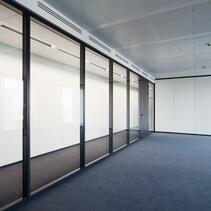 Ahol az esztétikum és a praktikum találkozik: az üveg szerepe a modern irodai térben