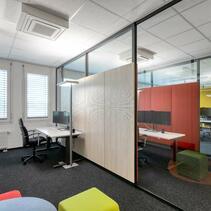 Hangszigetelt térelválasztó falat keresel irodádba? Mutatjuk a legjobb megoldásokat! 