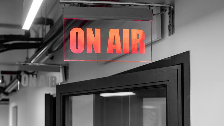 Modern üvegfalas tárgyaló megfelelő akusztikai kialakítással